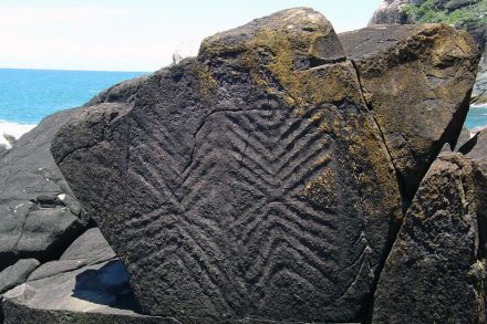 Inscrições rupestres em uma pedra.